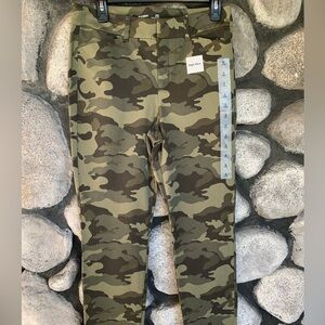 NWT - Old Navy Pixie High Rise Camouflage Pant SZ 8